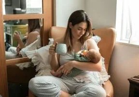 ۱۰ راه برای اولویت دادن به خود پس از زایمان: راهنمای جامع بازگشت به خود واقعی