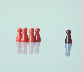 محرومیت اجتماعی اجباری: تاکتیک روانشناختی اصلی کنترل در گروه‌های فراملی